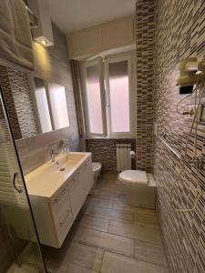 利沃诺欧罗巴派金酒店的一间带水槽和卫生间的浴室