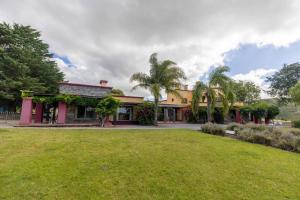 CanepaLa Manuela, Casa de Campo en las Sierras的前面有草坪的房子