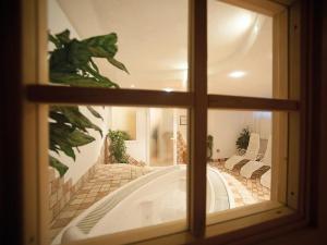 瓦尔迪佐多HOTEL BOSCO VERDE的透过窗户可欣赏到浴缸的景色