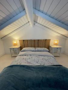 EsteponaCasa Rustica en Marbella的一间卧室配有一张带2个床头柜的大床