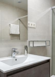 格乔BILBAO COSTA-Algorta-Getxo- A ESTRENAR-parking-playa-metro-BILBAO en metro, a 25 mimutos的浴室配有白色水槽和淋浴。