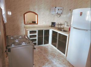 新弗里堡Recanto dos Herdy´s的厨房配有白色冰箱和水槽