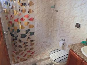 新弗里堡Recanto dos Herdy´s的浴室设有淋浴帘,上面有鱼