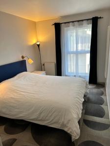 巴黎Appartement Lumineux Accor Arena Paris 13的卧室配有白色的床和窗户。