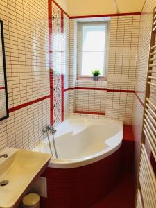 布拉格Adam&Eva Rooms的浴室配有白色浴缸及水槽