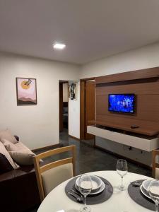 戈亚尼亚Apartamento no Setor Bueno - imóvel completo e com excelente localização的客厅配有带酒杯的桌子