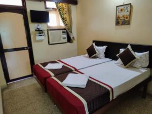 波戈马洛Sea View Resorts的一间卧室配有一张床,上面有两条毛巾