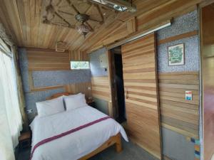 帕帕亚克塔Mamallacta Páramo Lodge的一间卧室设有一张床和天花板
