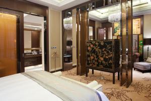 襄阳襄阳富力皇冠假日酒店 的一间卧室设有床铺和更衣室