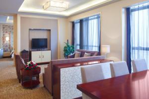 襄阳襄阳富力皇冠假日酒店 的带沙发和电视的客厅