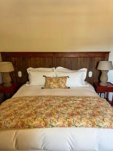 皮亚纳Les Bergeries d'Arone的一张大床,配有两个枕头和两盏灯