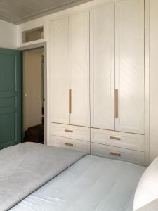帕诺尔莫斯斯科派洛斯Giasemi house with sea view的卧室配有白色橱柜和1张床。