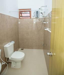 高尔Greenway Apartment的浴室配有白色卫生间和淋浴。