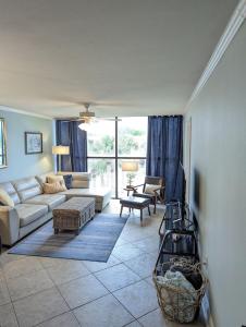 比洛克西Biloxi Beach Condo-B的客厅配有沙发和桌子