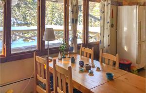 诺尔泰利耶2 Bedroom Stunning Home In Norrtlje的餐桌、椅子和带台灯的桌子