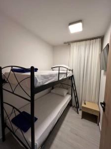 科林瓦里奥CARA Creta Home的客房设有两张双层床和电视。