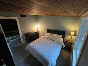 奥兰治Modern Industrial Farmhouse - The Wayback的一间卧室设有一张带木制天花板的大床
