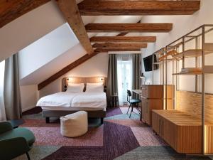 苏黎世圣约瑟夫酒店的配有一张床和一张书桌的酒店客房