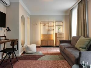 苏黎世圣约瑟夫酒店的客厅配有沙发和桌子