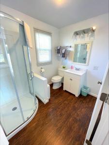 Rapid RiverHillcrest Inn & Motel的带淋浴、卫生间和盥洗盆的浴室