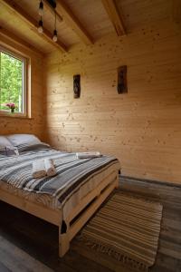NarewkaGroszkówka的小木屋内一间卧室,配有一张床