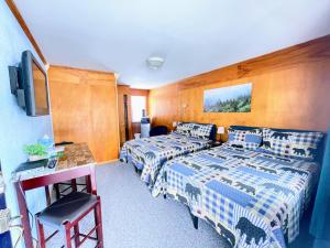 Rapid RiverHillcrest Inn & Motel的酒店客房配有两张床和一张书桌