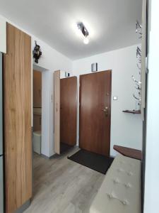 克沃兹科Komfortowy Apartament w Kłodzku的一间带木摊的浴室和一间房间