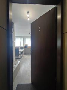 克沃兹科Komfortowy Apartament w Kłodzku的门通往带走廊的房间