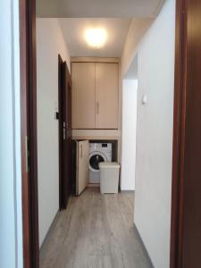 克沃兹科Komfortowy Apartament w Kłodzku的走廊通往带洗衣机和烘干机的洗衣房