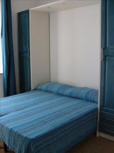 San SabaAppartamenti Sole Mare - Affitto minimo settimanale - Weekly minimum rent的一间卧室配有一张带蓝色床单的床和一扇门。