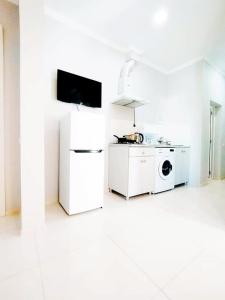 乌雷基Dream House Ureki的白色的厨房配有炉灶和微波炉。