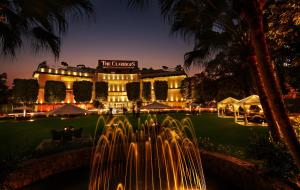 新德里克拉瑞芝新德里酒店的一座建筑,在晚上前方有一个喷泉