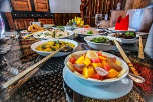 高尔Sayakkara Walauwa的自助餐,桌上有碗食物