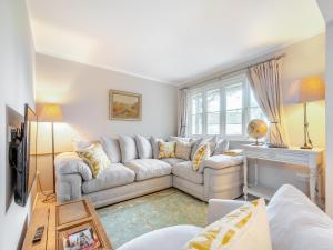 贝克因顿Pears Cottage - Uk43674的客厅配有白色沙发和窗户