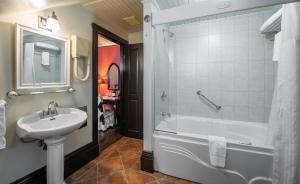 魁北克市勒克罗斯圣路易酒店的带浴缸、水槽和淋浴的浴室