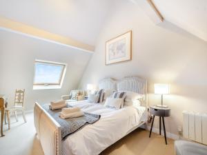 贝克因顿Pears Cottage - Uk43674的卧室配有白色的床