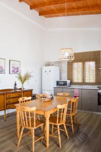 库克里亚Galatia's House的厨房配有木桌和椅子