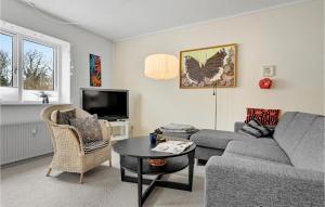 格莱斯堡1 Bedroom Stunning Apartment In Glesborg的客厅配有沙发和桌子
