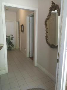 TottenhamConservation lands family suite 2 rooms的走廊上设有镜子,铺有瓷砖地板