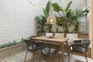 巴塞罗那Ola Living Calabria的植物间里的一张木桌和椅子