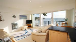 BishopstonRedcliffe Apartments K的带沙发的客厅,享有海景