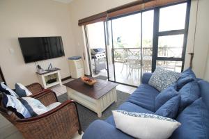 马盖特Topanga 70, Uvongo的客厅配有蓝色的沙发和椅子