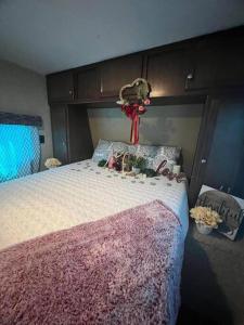 伊莎贝拉Brisas de Isabela Cozy Glamper 1的一间卧室配有一张带粉红色棉被的床