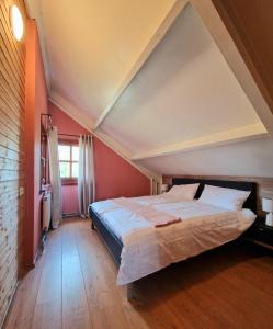 EnscherangeDaffodils的卧室设有红色的墙壁和一张大床