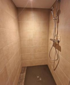 EnscherangeDaffodils的浴室内带软管的淋浴