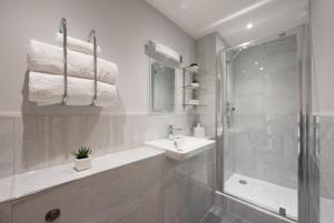 布伦特伍德S/KING BED ONE BEDROOM FLAT的白色的浴室设有水槽和淋浴。