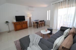 阿尔布费拉São Rafael Beach Apartment 92A, Albufeira - Algarve的客厅配有沙发和桌子