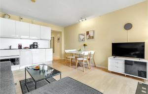 古兹耶姆Lovely Apartment In Gudhjem With Wifi的客厅配有沙发和桌子