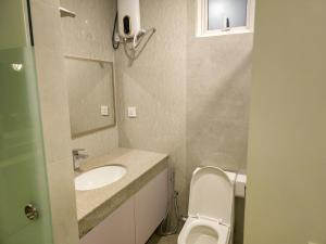马富施Arora View的一间带卫生间和水槽的小浴室