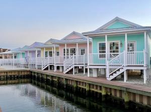 钦科蒂格Key West Cottages的水边码头上的一排房子